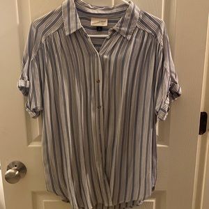 Universal Threads short sleeve button down size medium.  Never been worn.